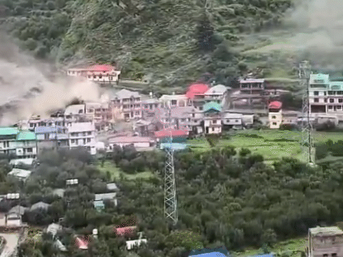 उत्तराखंडमधील ढगफुटीचा अनकट व्हिडिओ:  डोंगरावरून पाण्यासोबत आला चिखल, नदीकाठचे संपूर्ण गाव गाडले गेले
