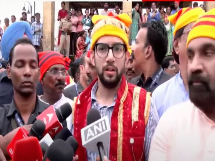 घरगुती कार्यक्रमात कोणी कुठे बसायचे हे आम्ही ठरवू:  इंडिया आघाडीच्या बैठकीत मागच्या रांगेत बसल्याने सत्ताधाऱ्यांची टीका, आदित्य ठाकरेंनी दिले सडेतोड उत्तर – Mumbai News
