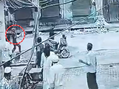 मेरठमध्ये तरुणाची हत्या, लाईव्ह VIDEO: गर्दीसमोर डोक्यात गोळी झाडली, दुचाकीवरून आले होते हल्लेखोर मेरठमध्ये तरुणाची हत्या, लाईव्ह VIDEO: गर्दीसमोर डोक्यात गोळी झाडली, दुचाकीवरून आले होते हल्लेखोर