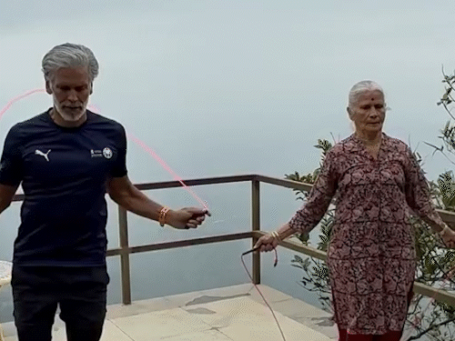 मिलिंद सोमणच्या आईचा फिटनेस पाहून युजर्स चकित:  वयाच्या 86 व्या वर्षीही मुलासोबत दोरीवरच्या उड्या मारताना दिसल्या