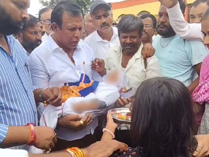 ताई सकाळी राखी बांध, गिफ्ट देईन: पण बिबट्याच्या हल्ल्यात 3 वर्षांच्या आयुषचा मृत्यू, बहिणीने थंड हातावर राखी बांधून दिला अखेरचा निरोप – Nashik News ताई सकाळी राखी बांध, गिफ्ट देईन: पण बिबट्याच्या हल्ल्यात 3 वर्षांच्या आयुषचा मृत्यू, बहिणीने थंड हातावर राखी बांधून दिला अखेरचा निरोप – Nashik News