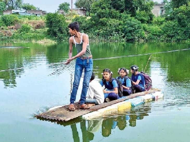 नदीवर पूल नसल्याने तराफ्यातून विद्यार्थ्यांना गाठावी लागते शाळा‎:  फुलंब्री तालुक्यातील लहान्याच्या वाडी येथे 11 किलोमीटरचा फेरा टाळत शिक्षणासाठी विद्यार्थ्यांची धडपड‎ – Chhatrapati Sambhajinagar News