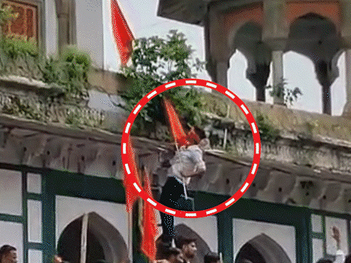 यूपीतील फतेहपूरमध्ये थडग्यावर भगवा झेंडा फडकवल्याने गोंधळ, दगडफेक आणि तोडफोड:  हिंदू संघटनांचा मंदिर असल्याचा दावा; रस्ता अडवून हनुमान चालीसा पठण केले