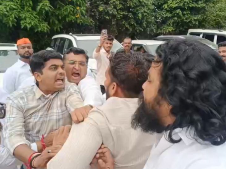 नाशिकच्या शिवसेना शिंदे गटाच्या बैठकीत राडा:  शरद पवार गटाचा पदाधिकारी शिरल्याचा संशय, एकमेकांची कॉलर पकडत शिवीगाळ – Nashik News