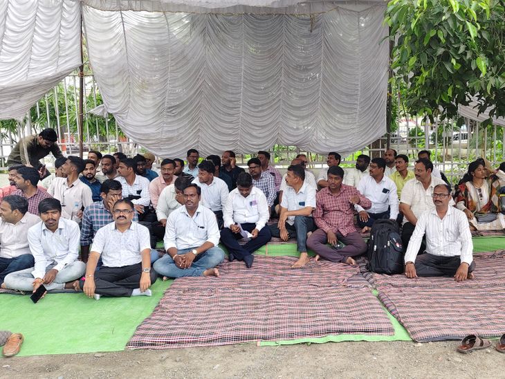 अमरावतीत एकाच दिवशी चार आंदोलने:  शिवसेना, नौजवान सभा, कर्मचारी संघटना आणि उमेद कर्मचाऱ्यांचे रस्त्यावर उतरून निदर्शने – Amravati News
