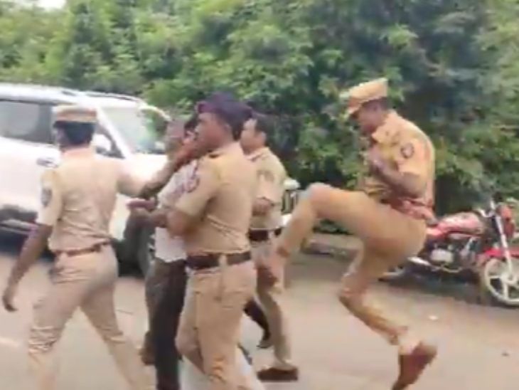 पोलिस अधिकाऱ्याचा आंदोलनकर्त्याला लाथा मारतानाचा व्हिडिओ व्हायरल:  महाराष्ट्र पोलिसांमध्ये काम न करता ‘सिंघम’ का संचारतो?- विजय वडेट्टीवार – Jalna News