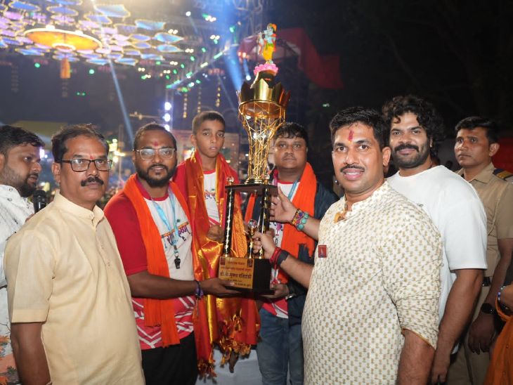 पुनीत बालन ग्रुपची संयुक्त डीजे मुक्त दहीहंडी:  लाल महाल चौकात तरुणाईचा जनसागर, राधेकृष्ण ग्रुप संघाने सात थर रचत फोडली हंडी – Pune News