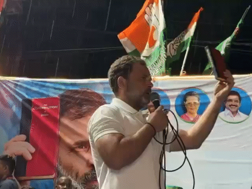 गयामध्ये भर पावसात राहुल गांधींचे भाषण:  म्हणाले- संविधानाच्या आत्म्यावर हल्ला होऊ देणार नाही; दशरथ मांझी यांच्या कुटुंबाला घराच्या चाव्या दिल्या