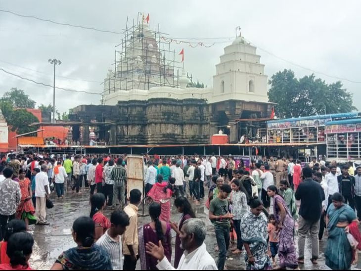 ​​​​​​​औंढा नागनाथ येथे भर पावसात भाविकांच्या रांगा:  अखेरच्या श्रावणी सोमवारमुळे गर्दीत वाढ, पहाटेपासूनच झाली होती गर्दी – Hingoli News