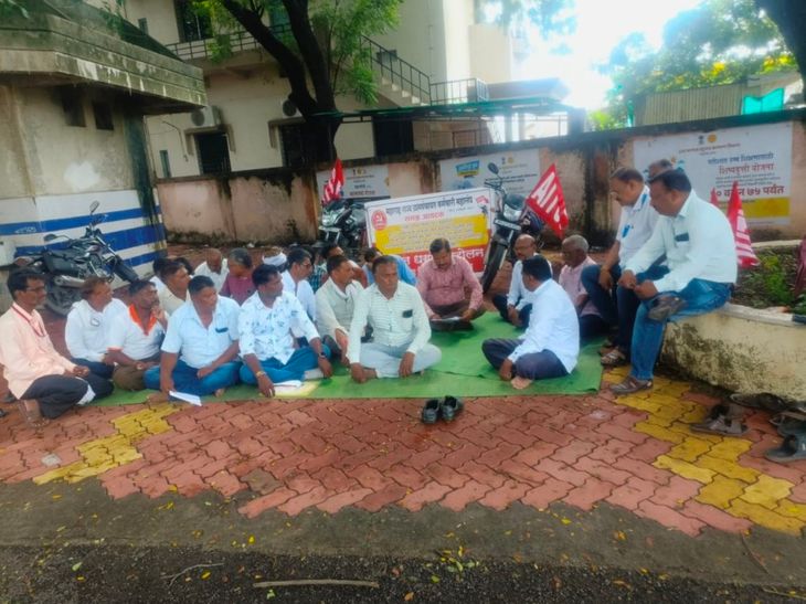 तिवसा पंचायत समितीच्या चुकीच्या कारभारामुळे कर्मचाऱ्यांचे खाते गोठवले:  तीन महिन्यांपासून बँक व्यवहार बंद; ग्रामपंचायत कर्मचाऱ्यांचे धरणे आंदोलन सुरू – Amravati News