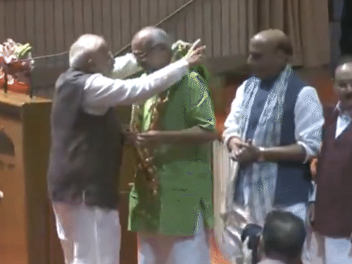 NDA संसदीय पक्षाच्या बैठकीत पोहोचले PM मोदी:  उपराष्ट्रपतीपदाचे उमेदवार राधाकृष्णन यांचा सत्कार; उद्या उमेदवारी अर्ज दाखल करणार