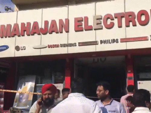 दिल्लीतील इलेक्ट्रॉनिक्स शोरूममध्ये आग, 4 कामगारांचा मृत्यू:  यात 3 तरुणी होत्या, एक जखमी; चार मजली इमारतीच्या तिसऱ्या मजल्यावर जेवण करत होत्या