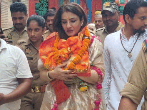 अभिनेत्री रवीना टंडनने रामलल्लाचे दर्शन घेतले:  म्हणाली- जन्म सत्कारणी लागला; अयोध्येतील चांगल्या व्यवस्थेबद्दल योगी-मोदींचे आभार मानले