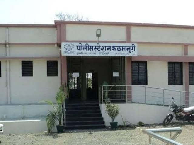 कळमनुरी तहसील कार्यालयात तरुणाचा अर्धनग्न होत हाय व्होल्टेज ड्रामा:  फेरफार रोखल्याचा आरोप, महिला कर्मचाऱ्याच्या तक्रारीवरून दोघांवर गुन्हा दाखल – Hingoli News