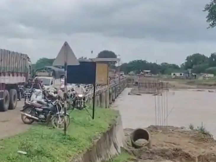 चार वर्षांच्या चिमुकलीला नदीत फेकले:  जन्मदात्यानेही घेतली उडी, मलेगावातील धक्कादायक घटना; तरुणांनी उड्या घेत वाचवले प्राण – Nashik News