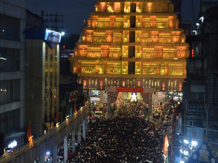 दगडूशेठ गणपतीच्या मंडपात केरळच्या पद्मनाभ स्वामी मंदिराची प्रतिकृती:  100 फूट उंच मंडपात 500 देवी-देवतांच्या मूर्ती; माधुरी मिसाळांच्या हस्ते विद्युत रोषणाईचे उद्घाटन – Pune News