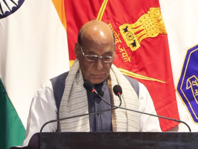 राजनाथ म्हणाले- देशासाठी काहीही करू:  महूच्या रण संवादात म्हटले- आव्हाने मोठी आहेत, पण आपला संकल्प त्याहून मोठा