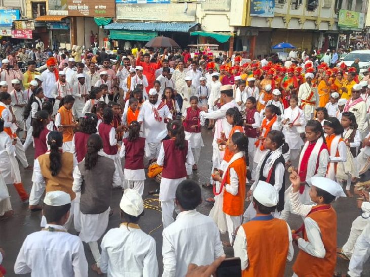 हिंगोली जिल्ह्यात पावसामध्येही गणेश भक्तांचा उत्साह:  रात्री आठ वाजेपर्यंत 500 ठिकाणी गणेश मूर्ती स्थापना, पोलिसांचाही चोख बंदोबस्त – Hingoli News