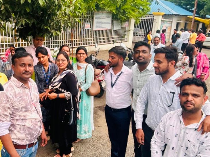 एनएचएमचा संप कायम:  कामावर परतण्याच्या आदेशाला नकार; आंदोलनस्थळी रक्तदान शिबिर – Amravati News