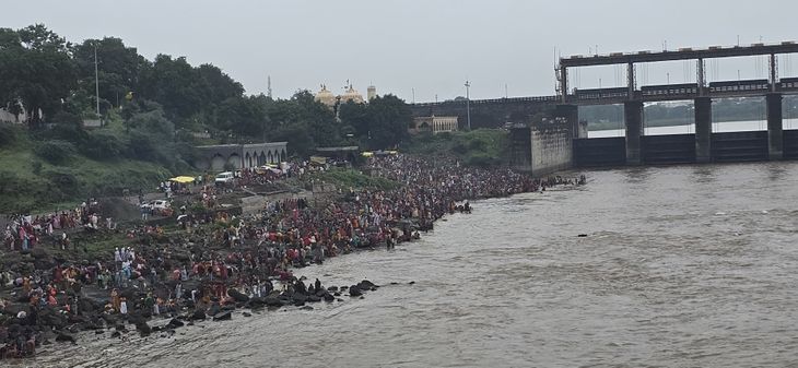 ऋषिपंचमी:  पवित्र स्नानासाठी हजारो भाविक महिलांची तापी नदीकाठावर गर्दी, पहाटे 6 वाजेपासून गर्दी; केदारेश्वर मंदिरावर दर्शनासाठी रांग‎ – Jalgaon News