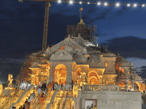 राम मंदिराच्या शिखरावर धार्मिक ध्वज फडकवला जाईल:  विवाह पंचमीला होणार कार्यक्रम, 10 हजार पाहुणे येणार, जोरदार तयारी सुरू