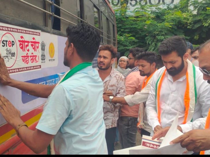 मतदार यादीतील गैरव्यवहाराविरोधात युवक काँग्रेसचे आंदोलन:  अमरावतीत बसस्थानकावर पोस्टरबाजी; राहुल गांधींच्या आरोपांना पाठिंबा – Amravati News