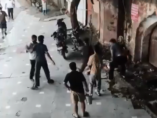 दिल्लीतील कालकाजी मंदिरात सेवादाराला मारहाण:  प्रसादावरून वाद झाला; तरुणांचा काठ्यांनी हल्ला, एकाला अटक