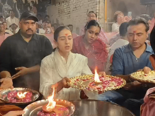 काशीमध्ये सारा अली खानने गंगा आरती केली:  बाबा विश्वनाथाचे दर्शन घेतले, म्हणाली- जेव्हा जेव्हा माझे मन अशांत होते, तेव्हा मी काशीला येते