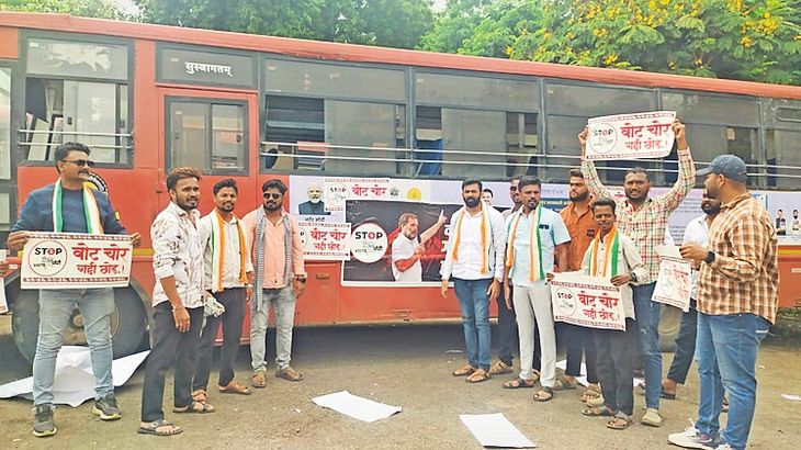 बसस्टँडमध्ये युवक काँग्रेसचे ‘वोट चोर खुर्ची छोड’ आंदोलन – Amravati News