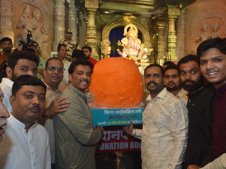 दगडूशेठ गणपतीला अनोखा नैवेद्य:  133 लीटर संत्र्याच्या आईस्क्रीमचा महाप्रसाद भाविकांना वाटप – Pune News