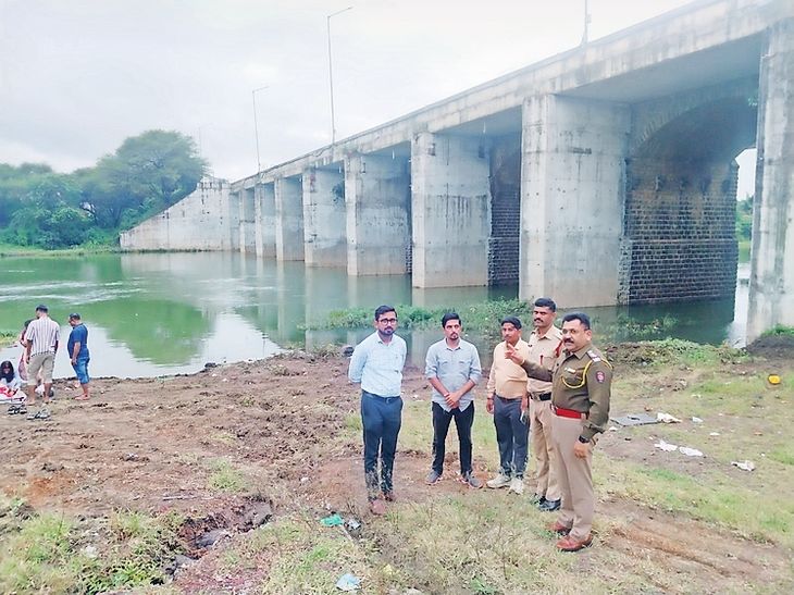 कादवा नदीतीरी सकाळी 8ते रात्री2 वाजेपर्यंत गणपती विसर्जनासाठी तराफ्याची व्यवस्था:  पिंपळगाव नगरपरिषद व पोलिसांतर्फे तयारी, 200 कर्मचारी राहणार तैनात – Nashik News