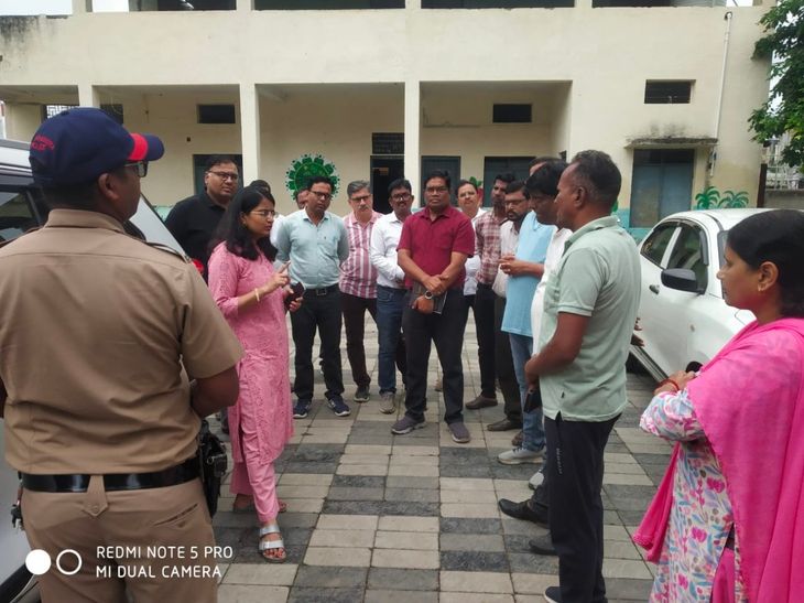 मनपा शाळांची तपासणी:  आयुक्तांकडून डेस्क-बेंच दुरुस्ती आणि नवीन इमारतींचे आदेश – Amravati News