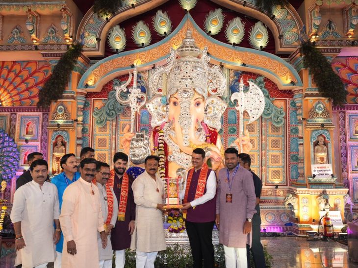 मुख्यमंत्री फडणवीसांनी पुण्यातील मानाच्या गणपतींचे दर्शन घेतले:  कसबा, तांबडी जोगेश्वरी, तुळशीबाग सह आठ गणेश मंडळांना भेट; नाना पाटेकरांच्या घरीही दर्शन – Pune News