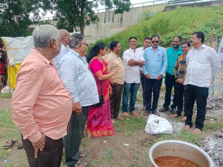 अन्नदान करणारी टीम:  एमएच-27 एटीएस ग्रुप भंडाऱ्यातील शिल्लक अन्न गरजूंपर्यंत पोहोचवतो – Amravati News