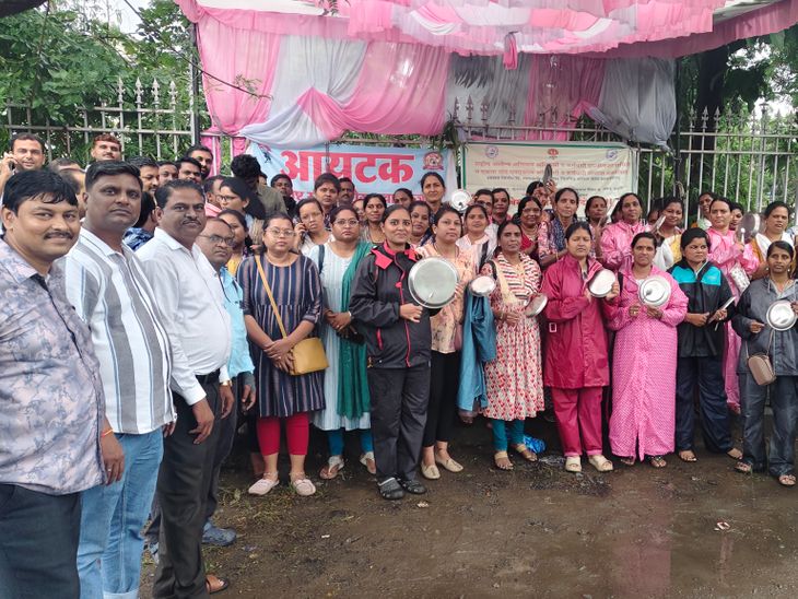 एनएचएम कर्मचाऱ्यांचे आंदोलन तीव्र:  थाळीनाद आणि काळे कपडे परिधान करून करणार निषेध; नागपुरात मुख्यमंत्र्यांसोबत चर्चेची शक्यता – Amravati News
