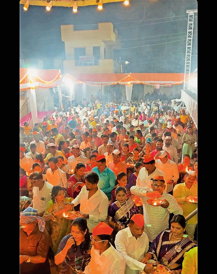 100 couples performed the Maha Aarti of Lord Ganesha, the huge Ganesha ...