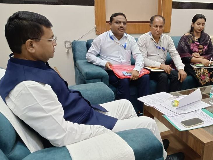 गायरान जमिनीवरील पारधी समाजाच्या वास्तव्याला आयोगाची स्थगिती: 1978 पासून गायरान जमिनीवर पारधी समाज, जिल्हाधिकाऱ्यांना 15 दिवसांत अहवाल सादर करण्याचे निर्देश – Chhatrapati Sambhajinagar News गायरान जमिनीवरील पारधी समाजाच्या वास्तव्याला आयोगाची स्थगिती: 1978 पासून गायरान जमिनीवर पारधी समाज, जिल्हाधिकाऱ्यांना 15 दिवसांत अहवाल सादर करण्याचे निर्देश – Chhatrapati Sambhajinagar News