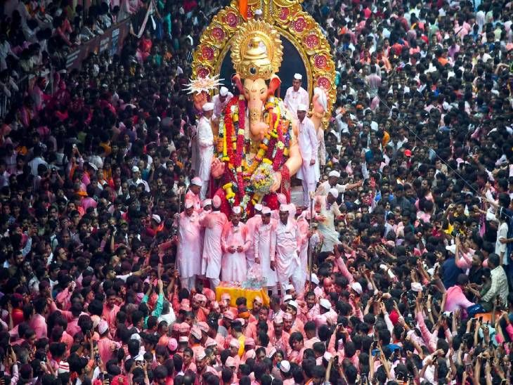 लालबागचा राजा थोड्याच वेळात गिरगाव चौपाटीवर:  विरारमध्ये तिघांचा बुडता-बुडता बचाव, पवईत विसर्जनासाठी गणपतींची रांग – Mumbai News