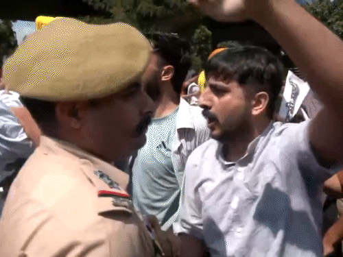 काश्मिरात आप आमदाराला अटक, पक्ष कार्यकर्त्यांकडून निषेध:  डोडा चलो आंदोलन सुरू केले; मेहराज मलिकना PSA अंतर्गत ताब्यात घेतले