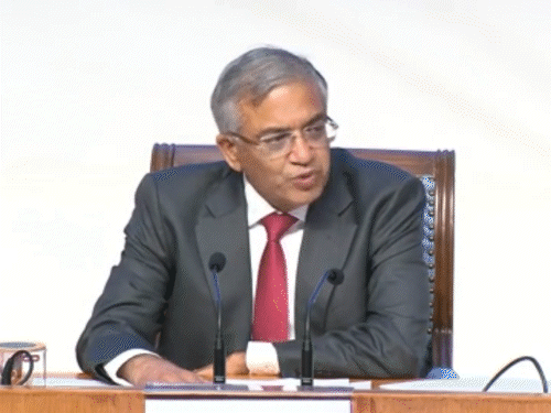 निवडणूक आयोगाची राज्य अधिकाऱ्यांसोबत बैठक:  मतदार पडताळणीवर चर्चा; बिहारमध्ये आधार कार्डला 12वे दस्तावेज म्हणून ग्राह्य धरण्याचे निर्देश