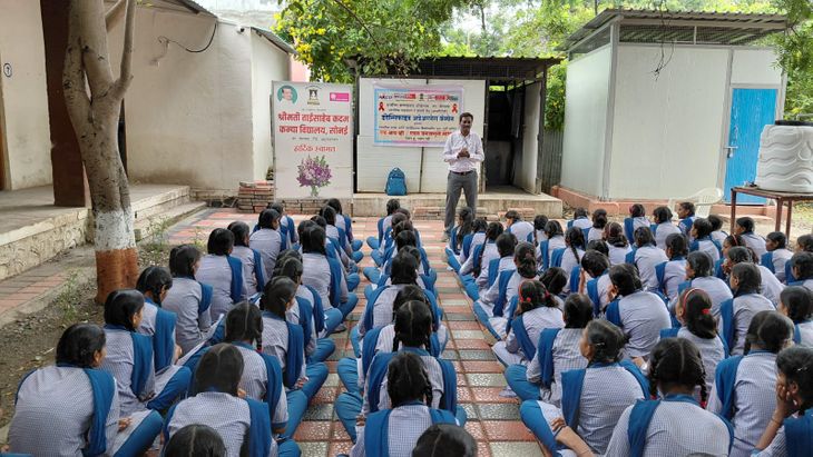 अति मोबाइल वापराने आरोग्यावर परिणाम‎:  आयसीटीसी समुपदेशक गायकवाड, पंजाबी यांची माहिती – Ahilyanagar News