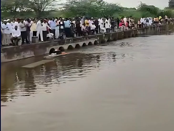 कपडे धुण्यासाठी ओढ्यावर जाणे बेतले जीव:  आईच्या डोळ्यादेखत मुलगा आणि पुतण्या गेला वाहून, सांगोल्यातील हृदयद्रावक घटना – Maharashtra News