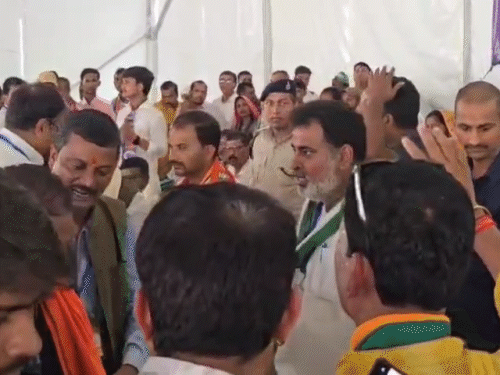 बिहारमध्ये जेडीयू-भाजप कार्यकर्त्यांमध्ये हाणामारी: एनडीए संमेलनात गोंधळ, वरिष्ठ नेत्यांच्या हस्तक्षेपानंतर कार्यक्रम पुन्हा सुरू बिहारमध्ये जेडीयू-भाजप कार्यकर्त्यांमध्ये हाणामारी: एनडीए संमेलनात गोंधळ, वरिष्ठ नेत्यांच्या हस्तक्षेपानंतर कार्यक्रम पुन्हा सुरू