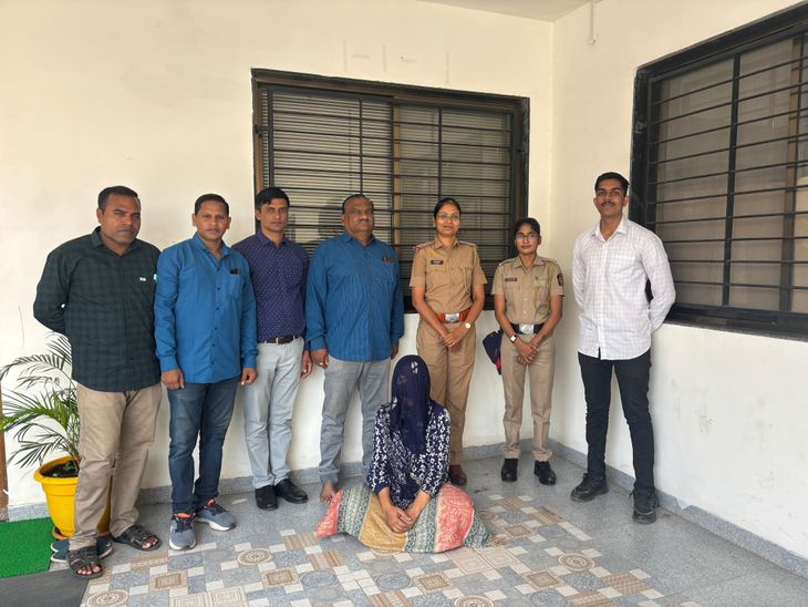 60 लाखांची केली ऑनलाइन फसवणूक: इंदूरहून महिला आरोपी अटकेत,सायबर पोलिसांची कारवाई; आरोपीस 25 सप्टेंबरपर्यंत पोलिस कोठडी – Akola News 60 लाखांची केली ऑनलाइन फसवणूक: इंदूरहून महिला आरोपी अटकेत,सायबर पोलिसांची कारवाई; आरोपीस 25 सप्टेंबरपर्यंत पोलिस कोठडी – Akola News