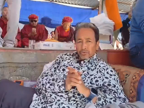 लेह हिंसाचार- सोनम वांगचुक यांना अटक:  2 दिवसांपूर्वी निदर्शकांनी भाजप कार्यालय जाळले; सलग तिसऱ्या दिवशी कर्फ्यू, शाळा-महाविद्यालये बंद