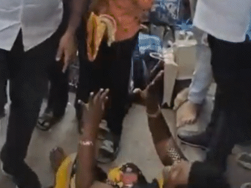 बंगळुरूत दुकानदार-कर्मचाऱ्यांची महिलेला मारहाण:  गुप्तांगावर लाथ मारली; दुकानातून 92,000 रुपयांच्या साड्या चोरल्याचा आरोप