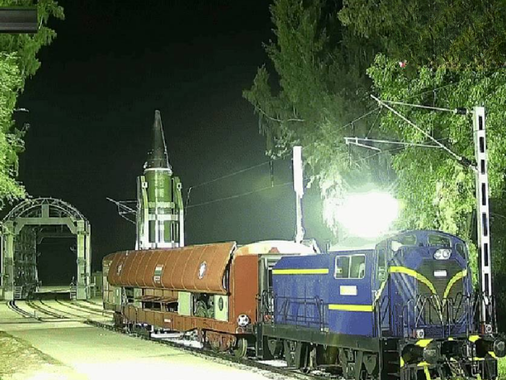 आता पुढे…70 किमी वेगाने धावणाऱ्या रेल्वेतूनही क्षेपणास्त्र डागण्याची तयारी: रेल्वेच्या 75 हजार किमी लांब जाळ्याचा लाभ होईल आता पुढे…70 किमी वेगाने धावणाऱ्या रेल्वेतूनही क्षेपणास्त्र डागण्याची तयारी: रेल्वेच्या 75 हजार किमी लांब जाळ्याचा लाभ होईल