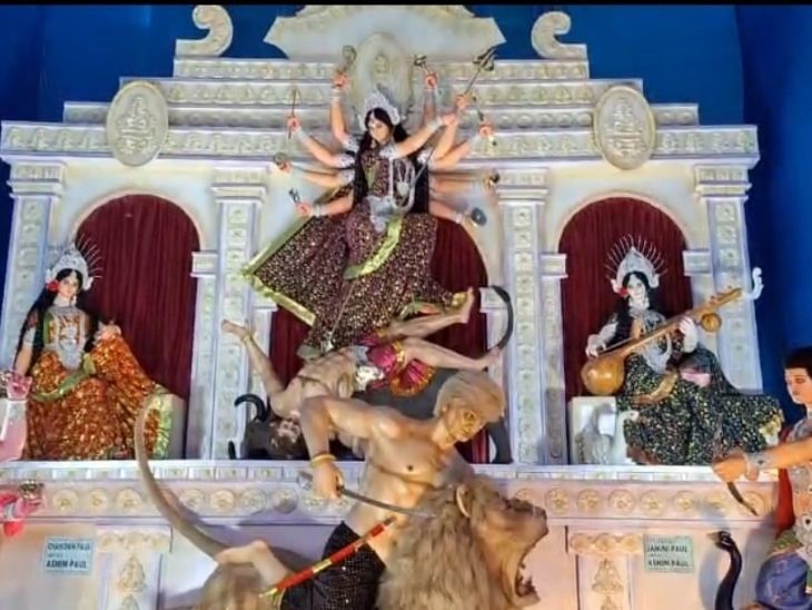 बंगालमध्ये दुर्गा पूजा पंडालमध्ये ट्रम्प महिषासुराच्या रूपात:  पूजा समितीने म्हटले- डोनाल्ड ट्रम्प यांनी PM मोदींचा विश्वासघात केला, म्हणून ते एक राक्षस