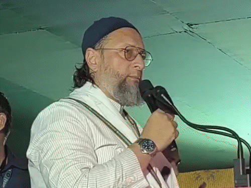 ओवैसींच्या रॅलीत ‘आय लव्ह मोहम्मद’चे पोस्टर्स:  AIMIM प्रमुख म्हणाले – आपल्या हक्कांसाठी राजकीय नेतृत्व मजबूत करावे लागेल