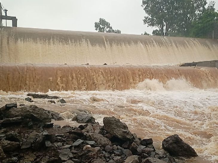 हिंगोली जिल्हयात 11 मंडळामध्ये अतिवृष्टी:  सर्वात जास्त हयातनगर, वसमत मंडळात 127 मिलीमिटर पाऊस, वार्षिक सरासरीच्या 141 टक्के पाऊस – Hingoli News